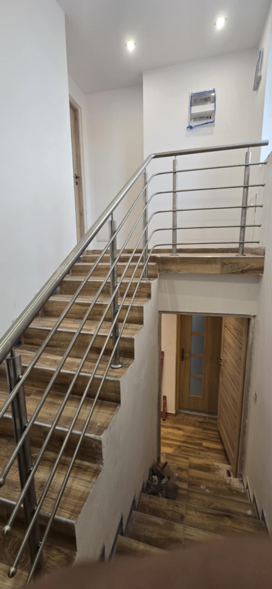 Balustrada samonośna klatkowa obustronna, czarna stal proszkowa