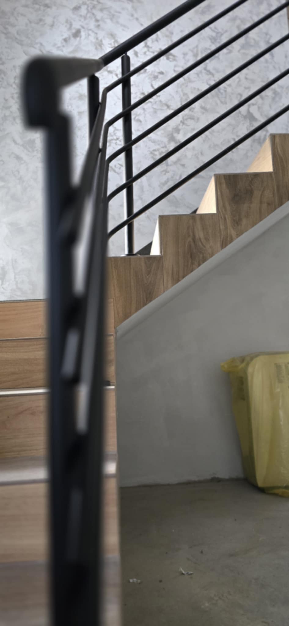 Balustrada boczna wewnętrzna i pochwyt ścienny, czarna stal i drewniany pochwyt